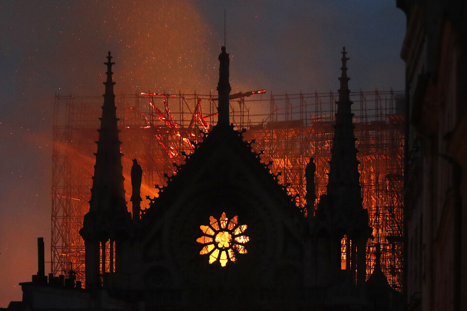 President Emmanuel Macron lovar att Notre Dame ska byggas upp igen. Han beskriver byggnaden som hela Frankrikes katedral, oavsett om man är troende eller ej.