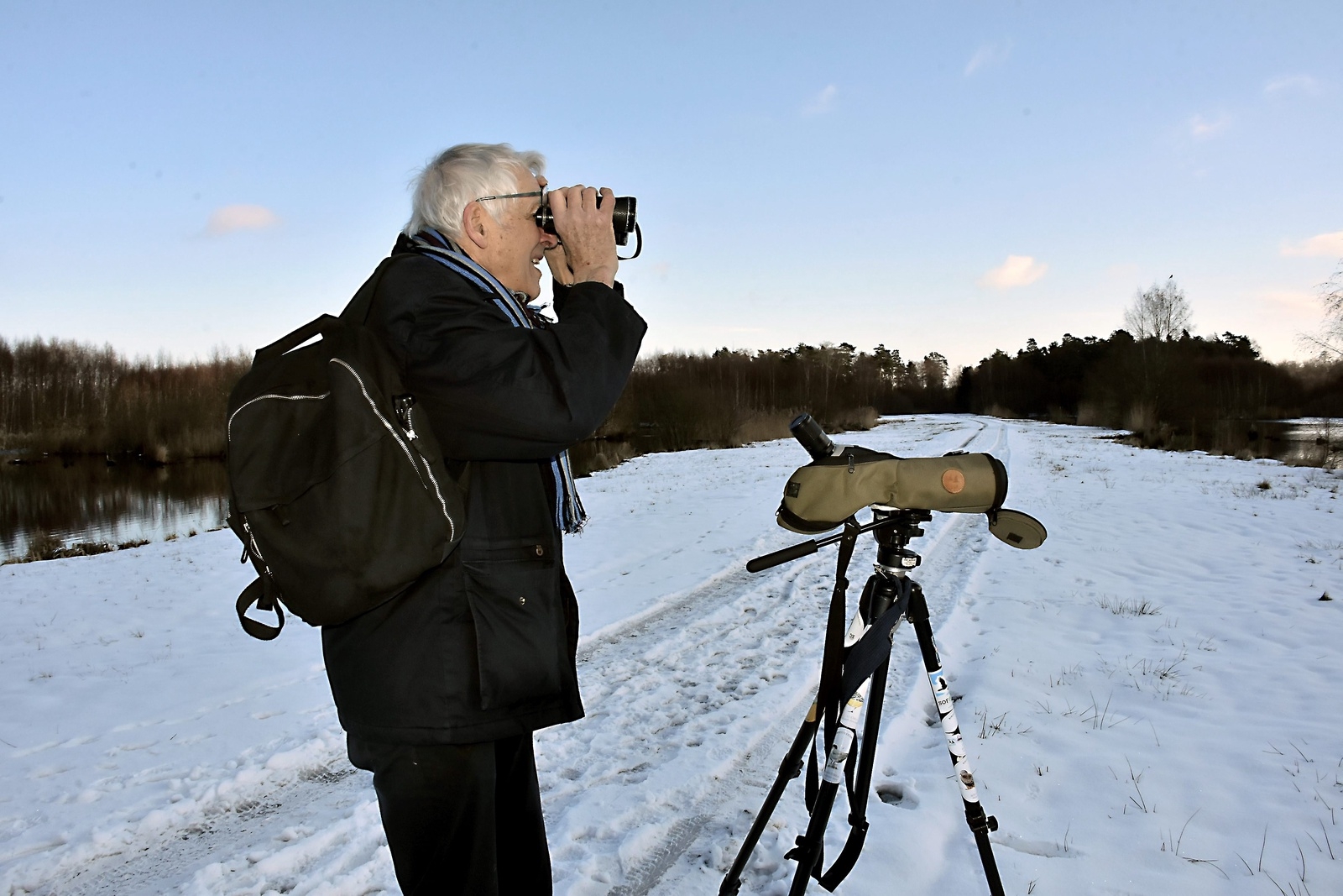 Arne Gustavsson har ofta fåglar i kikaren. Foto: Helén Fingalsson