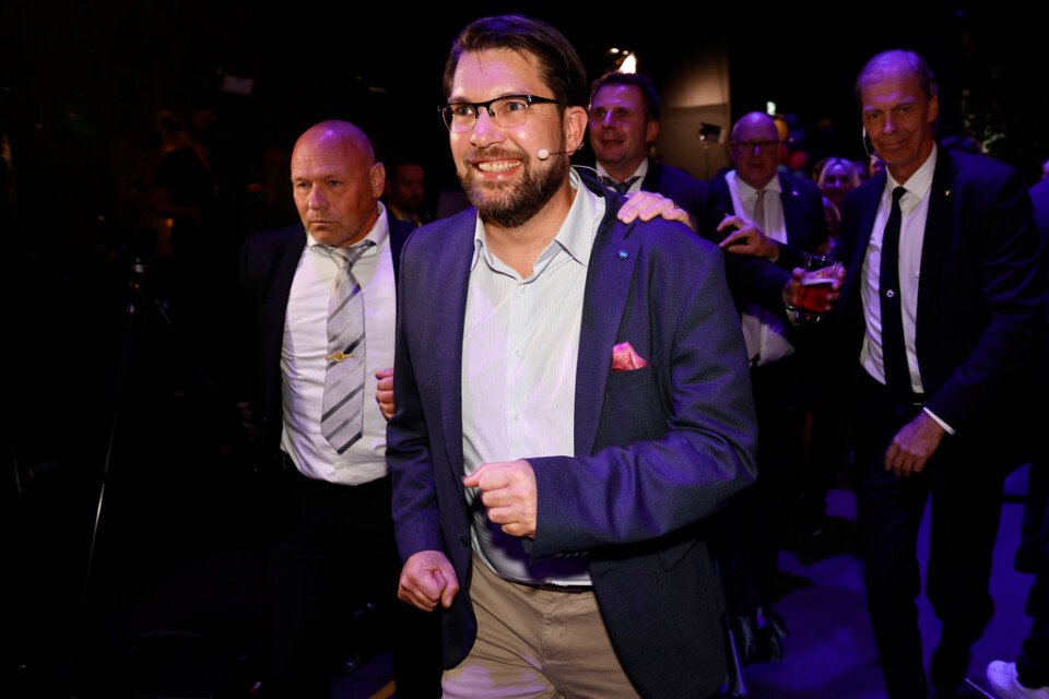 Sverigedemokraternas partiledare Jimmie Åkesson (SD) var glad under valnatten.
