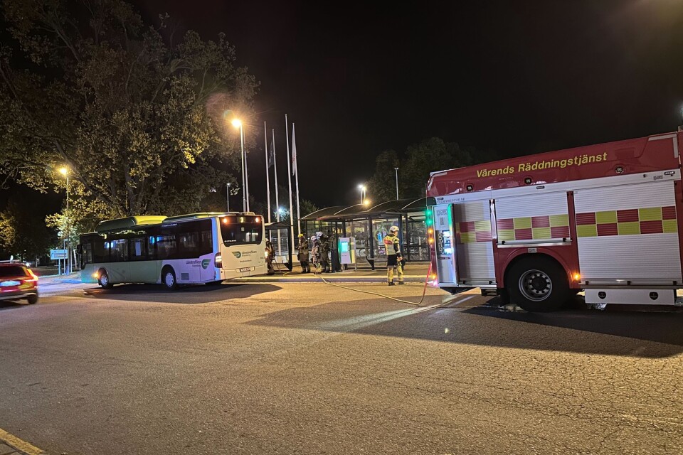 En buss i centrala Växjö började ryka under måndagskvällen. Räddningstjänsten fick rycka ut.