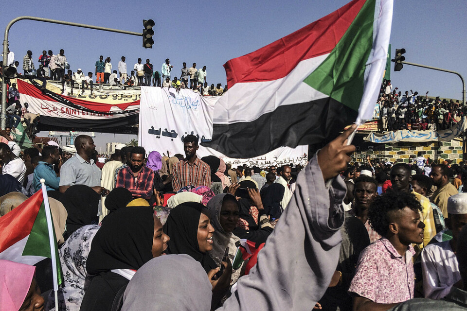 Demonstranter utanför den sudanesiska arméns högkvarter i Khartoum på lördagen. Arkivbild.