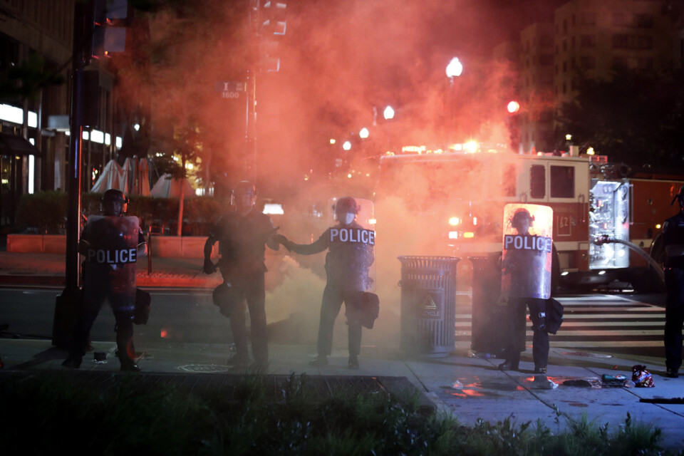 Kravallutrustad polis och demonstranter på gatorna i Washington DC häromkvällen.