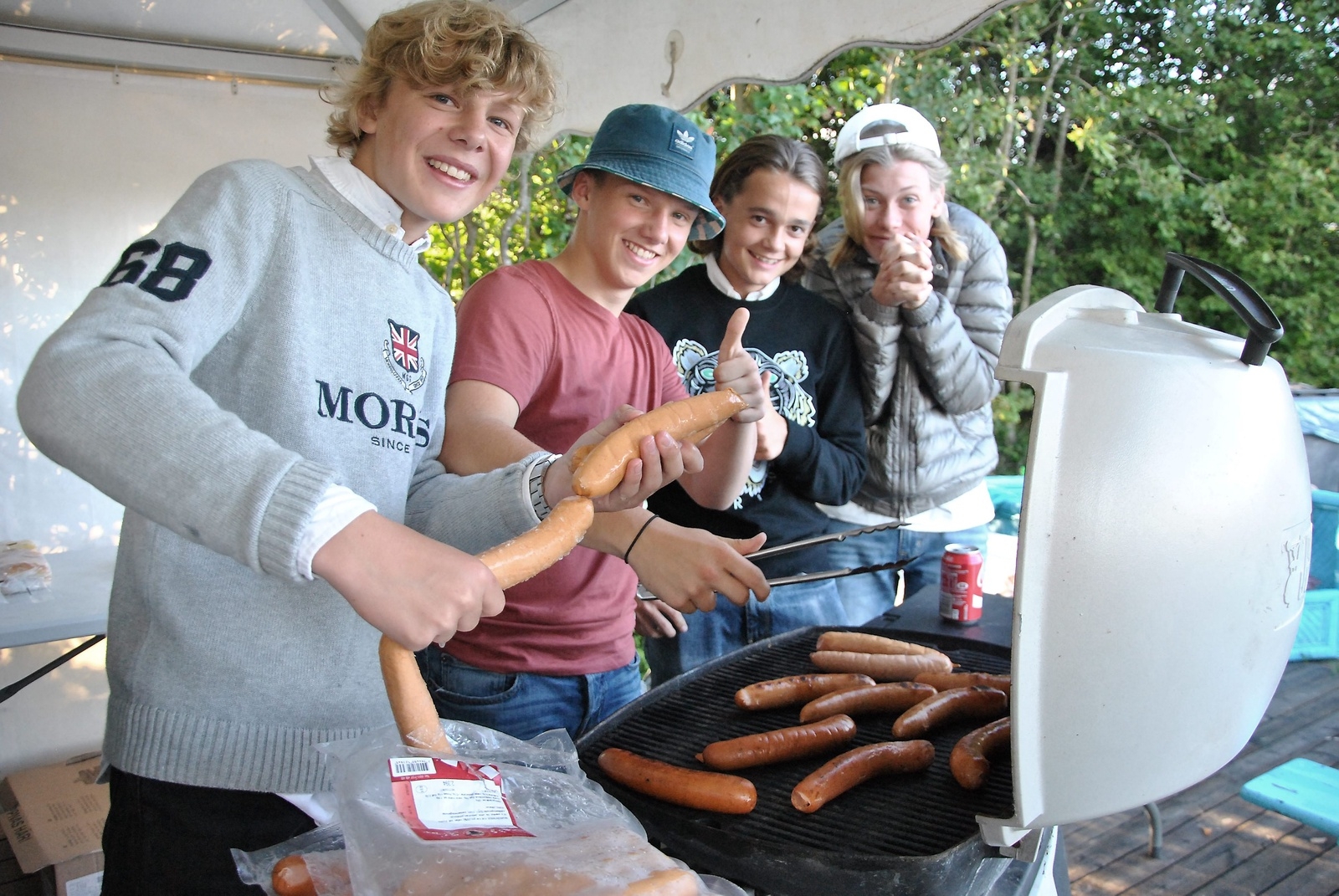 Ett gäng glada killar stod för serveringen. Oliver Wemlerth, Amel Crnalic, Gustaf Winroth och Hugo Wihlmark.
Foto: Kristina Höjendal