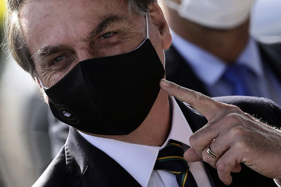 Brasiliens president Jair Bolsonaro med munskydd. Arkivbild.