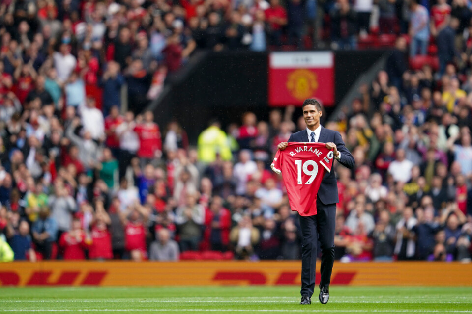 Raphaël Varane presenteras som ny Manchester United-spelare inför ett fullsatt Old Trafford.