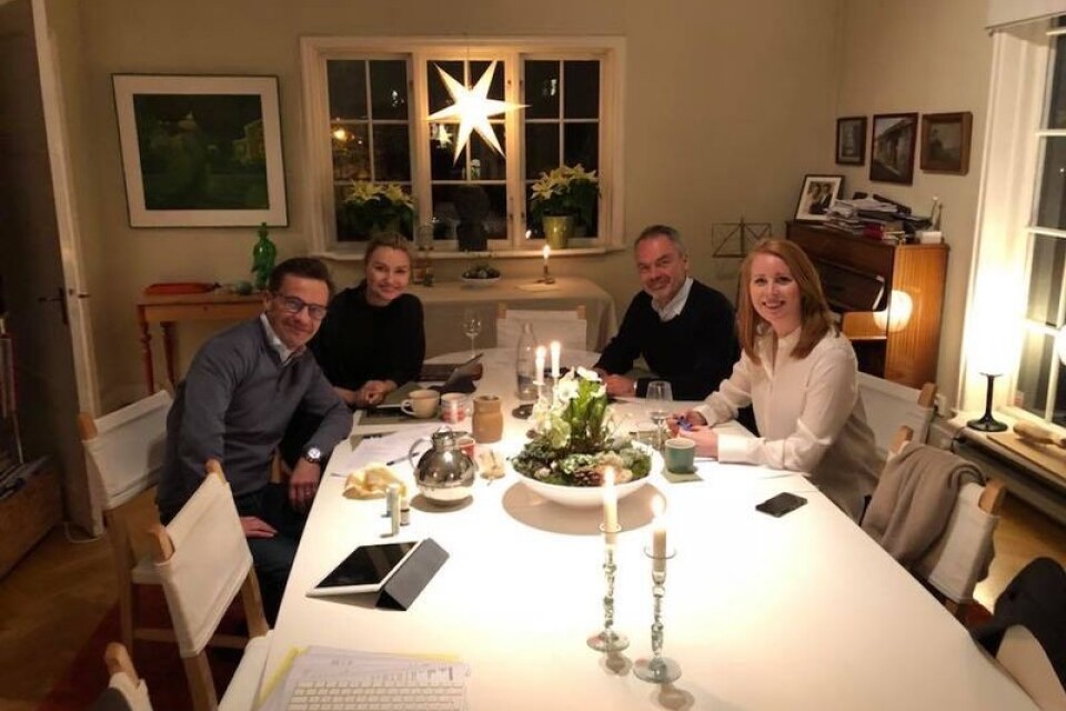 I sociala medier spred Alliansen den här bilden på måndagskvällen: Ulf Kristersson bjöd sina alliansvänner på julmat hemma i Strängnäs.