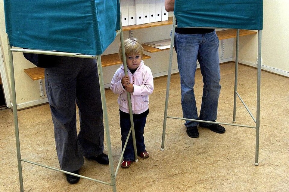 Demokratin måste vårdas av varje ny generation väljare. En liten ficka väntar på sin förälder som lägger i valsedlar bakom skärmen. Foto: Maja Suslin / SCANPIX