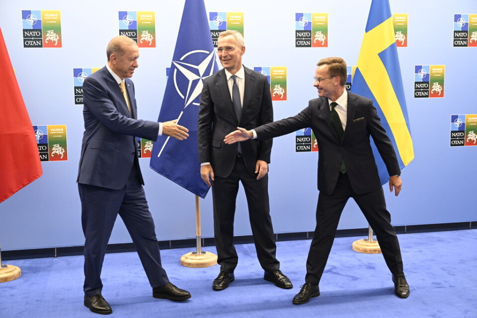 Turkiets president Recep Tayyip Erdogan och statsminister Ulf Kristersson (M) skakar hand på Natotoppmötet i Vilnius i juli. Arkivbild.