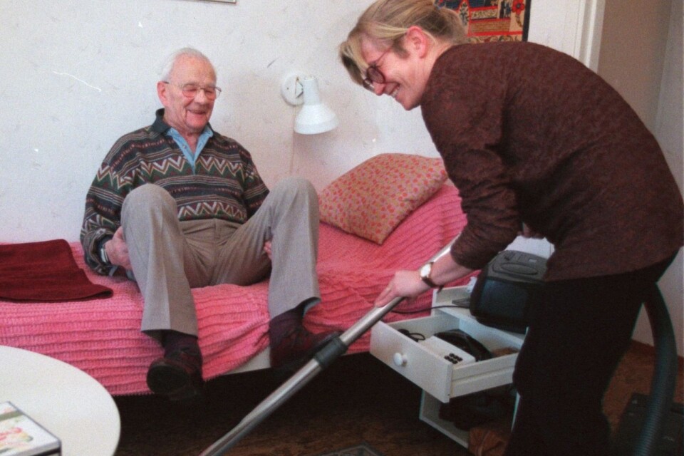 Hemtjänsten ägnar en stor del av sin tid till städning i hemmiljö hos brukarna. (Personerna på bilden har inget direkt samband med artikeln).
