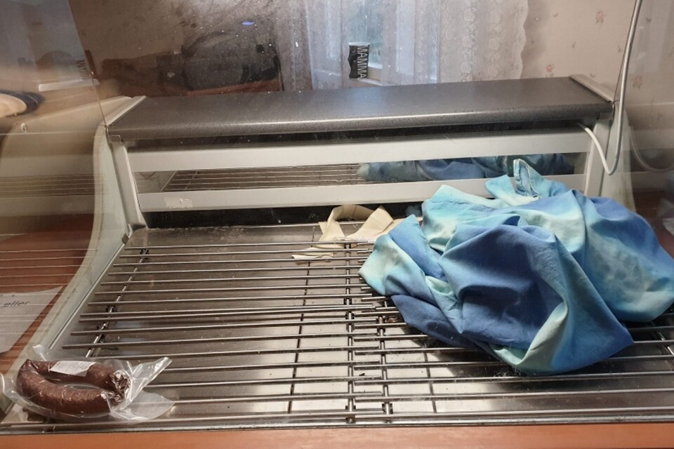 Bara två vitlökskorvar var kvar i kyldisken efter den fräcka stölden i Nedanbäcks gårdsbutik. FOTO: PRIVAT