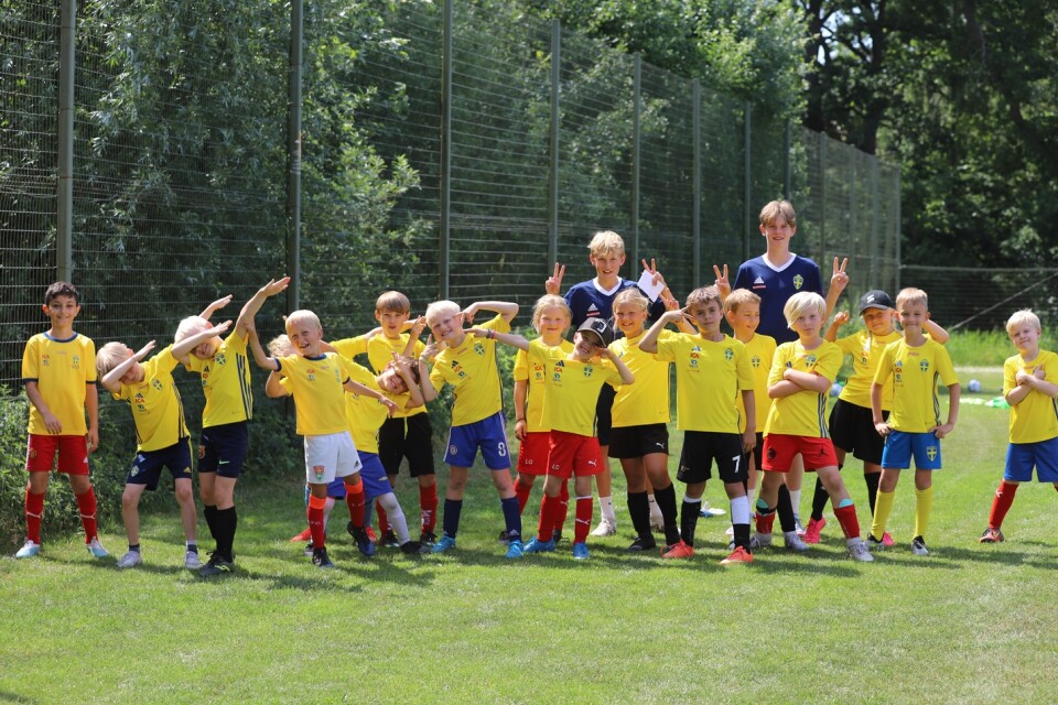 145 barn deltar på fotbollsskolan som arrangeras i tre dagar på Tallhöjden i Färjestaden.
