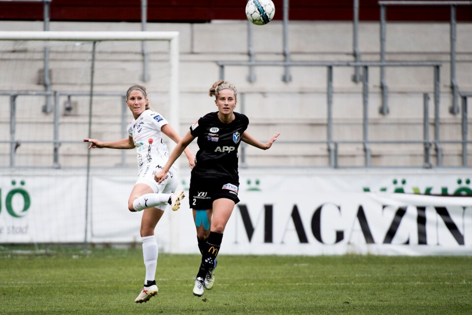 Elin Karlsson och hennes Växjö DFF spelar på söndag en av de sista matcherna som spelas på naturgräs på Myresjöhus arena.