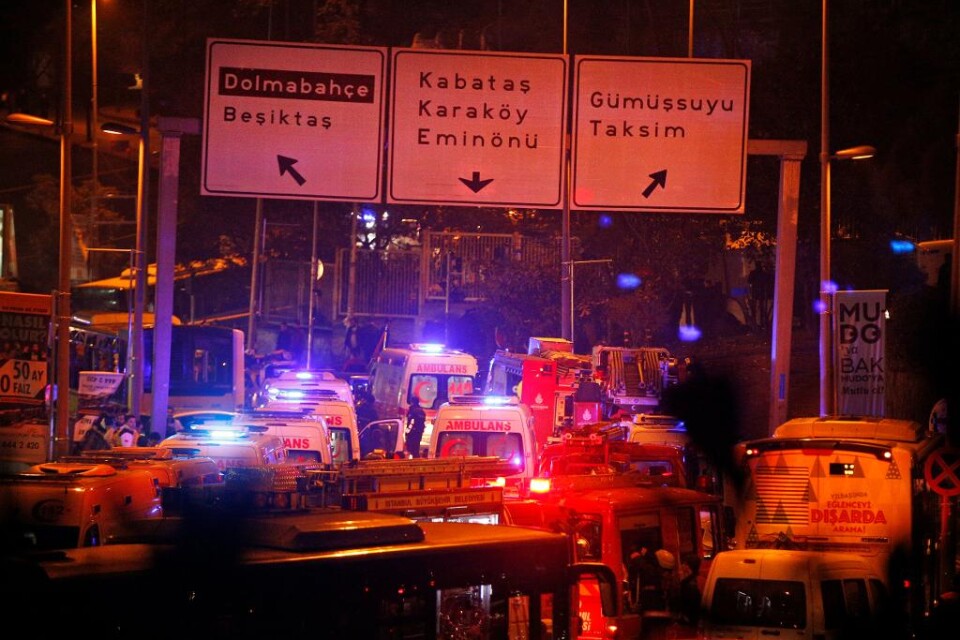 Minst 13 människor dödades när en bilbomb detonerade vid en fotbollsarena i centrala Istanbul i Turkiet, och ytterligare en bomb briserade i en närliggande park. Den andra sprängladdningen utlöstes av en självmordbombare. Attacken hade poliser och civil