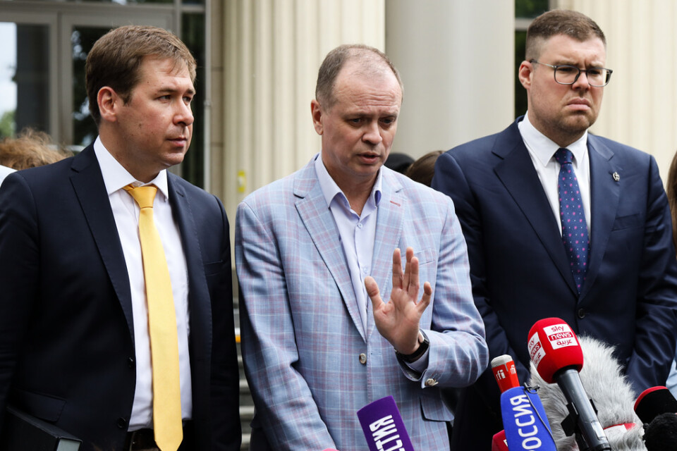 Den ryske försvarsadvokaten Ivan Pavlov (i mitten) som ledde Komanda 29, vid en domstolsförhandling i juni.