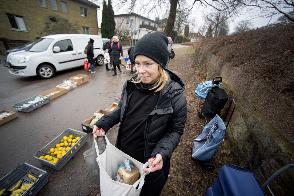 Tvåbarnsmamman Ronja Karlsson har svårt att få pengarna att räcka till. Hon är en av alla som ställer sig i kön när hjälporganisationen Time for change delar ut mat i Växjö.