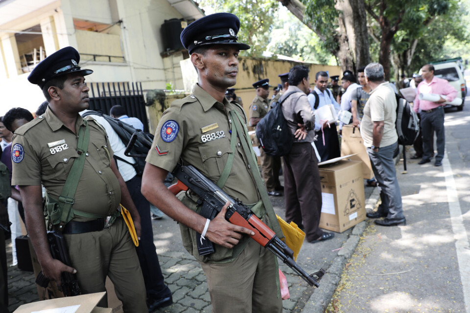 Beväpnad polis vid en vallokal i Colombo, Sri Lanka.
