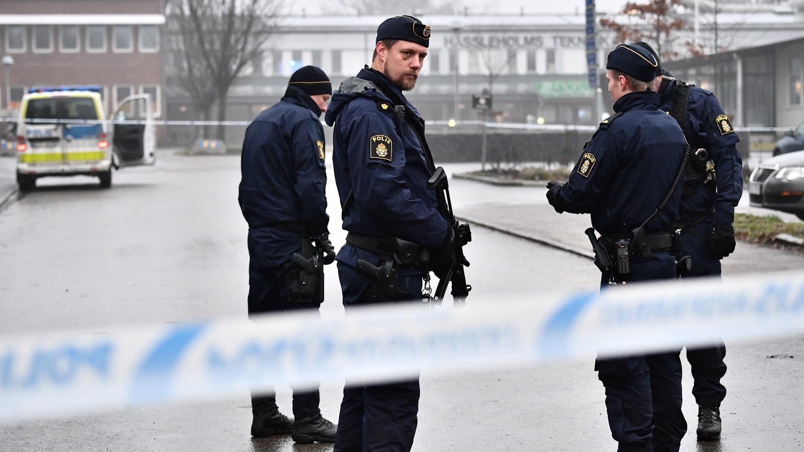 Polis på plats efter en explosion på Hässleholms Tekniska skola. 
Foto: Johan Nilsson / TT