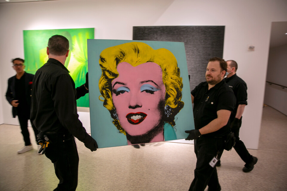 Målningen "Shot sage blue Marilyn" bärs in i auktionshuset Christie's lokaler inför måndagens auktion.
