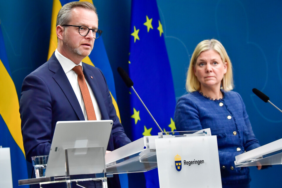 Finansminister Mikael Damberg (S) och statsminister Magdalena Andersson (S) på tisdagens pressträff.