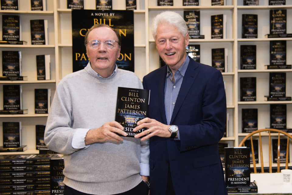 Bill Clinton (till höger) och James Patterson gör gemensam sak på nytt och skriver boken "The president's daughter" tillsammans. Arkivbild.