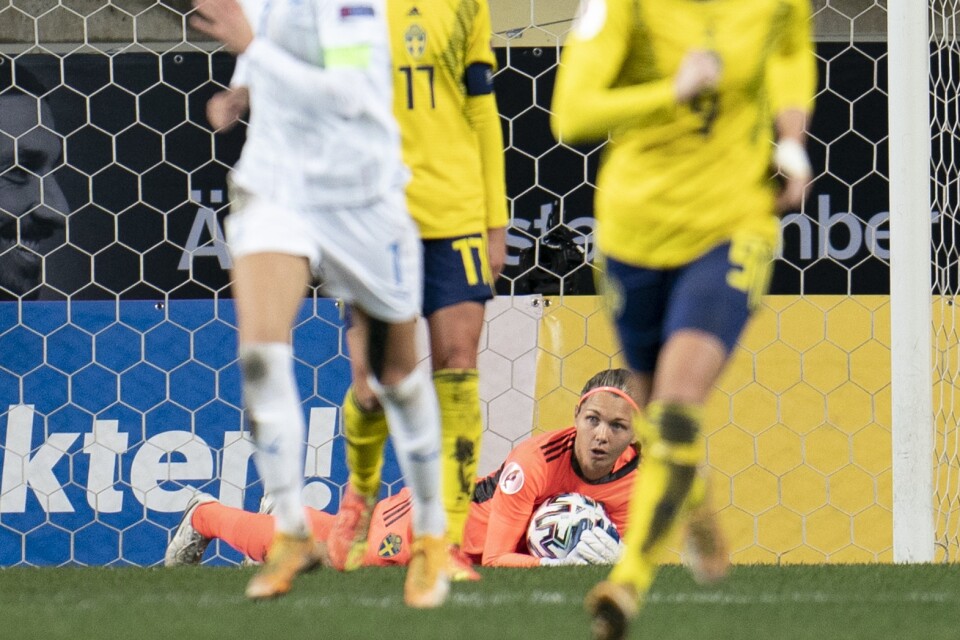 Jennifer Falk fick chansen på nytt i det svenska målet och höll nollan mot Island.