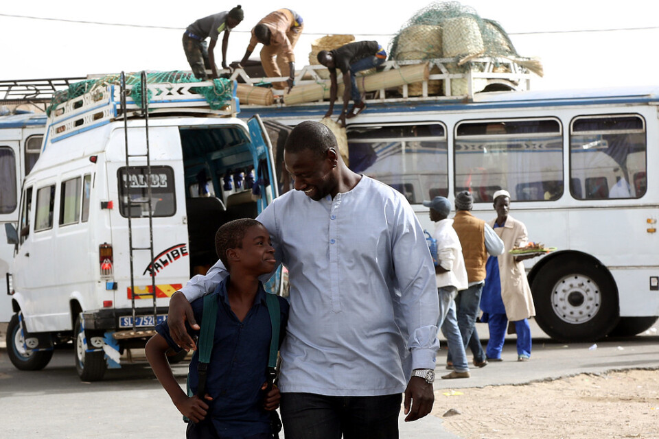 Skådespelaren Seydou Tall (Omar Sy) åker till Senegal för en bokmässa och träffar Yao (Lionel Louis Basse), ett ungt fan. Pressbild.