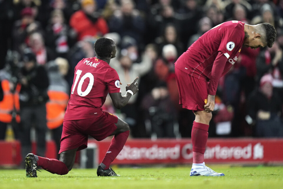 Liverpool, här med Sadio Mane (vänster) och Roberto Firmino, ledde Premier League med 25 poängs marginal när coronakrisen satte stopp för säsongen. Arkivbild.
