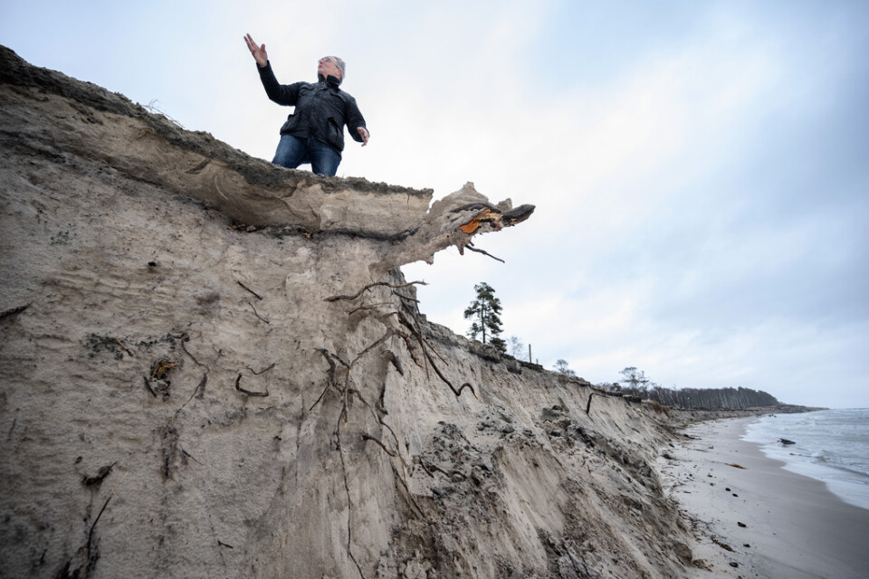 Håkan Nilsson, som tillsammans med sin fru driver camping vid Löderups strandbad i Skåne visar upp en erosionshärjad strand.