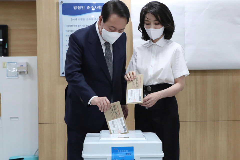 Sydkoreas president Yoon Suk-Yeol och hans fru Kim Keon-Hee lägger sina röster i en vallokal i Seoul i fredags. Arkivbild.