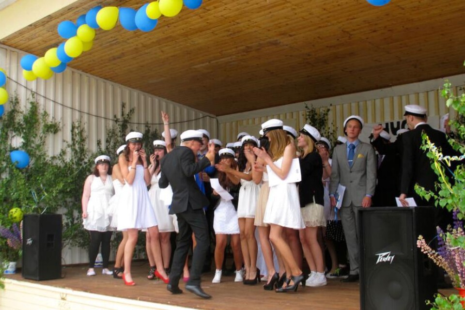 Glada studenter i Högsby dansade fram på scenen i Lanhagen.