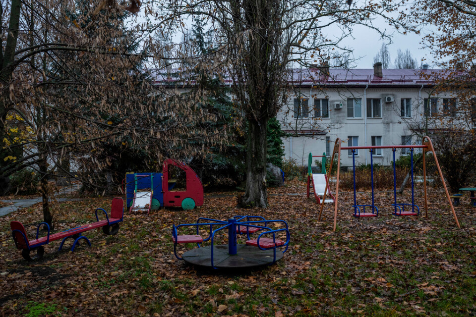 I kriget står lekplatserna oanvända. Bild från barnhem i Cherson den 25 november.