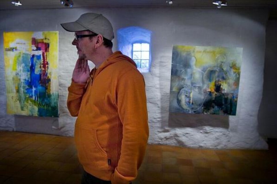 Stora färgrika målningar kommer att möta besökarna av Jonas Lunds utställning. Här finns även en installation och en videofilm kommer att skjutas mot en av de vita väggarna.