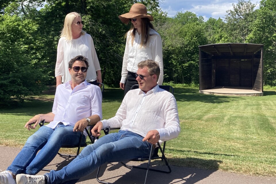 ”Det här blir väl bra?” Carolina Thaysen och Pernilla Klintberg på Sollidens Slott testar stolar ihop med Daniel Carlsson och Patrik Krall, båda Krall Entertaiment, inför konsertsommaren.