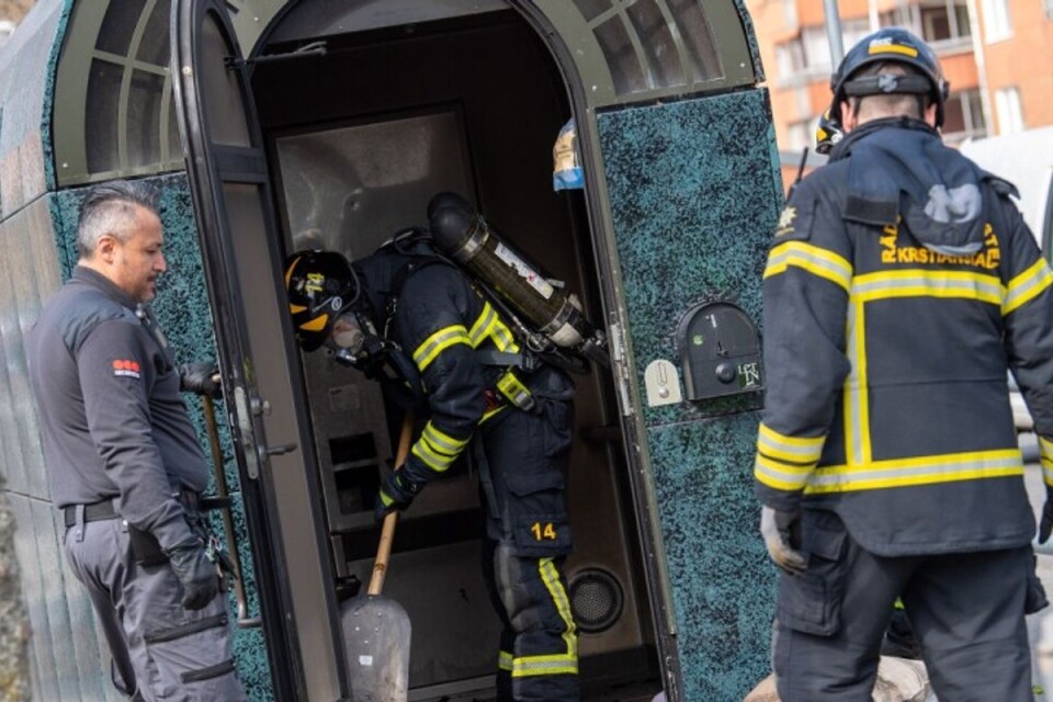 Räddningstjänsten bröt upp dörren och släckte branden i den offentliga toaletten, vid Östra Boulevarden i Kristianstad.