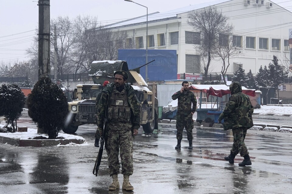 Soldater vid explosionsplatsen nära utbildningsanläggningen i Kabul.