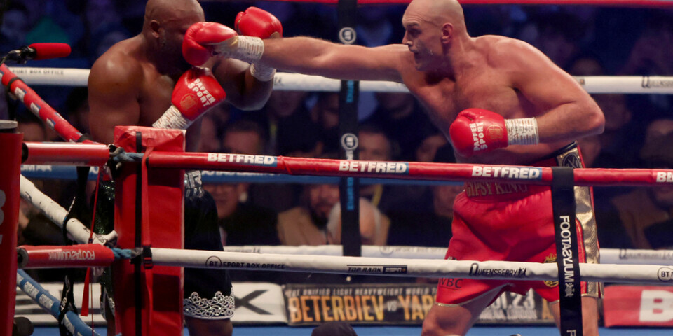 Tyson Fury, i röda byxor, besegrade Derek Chisora inför 60|000 åskådare i London.