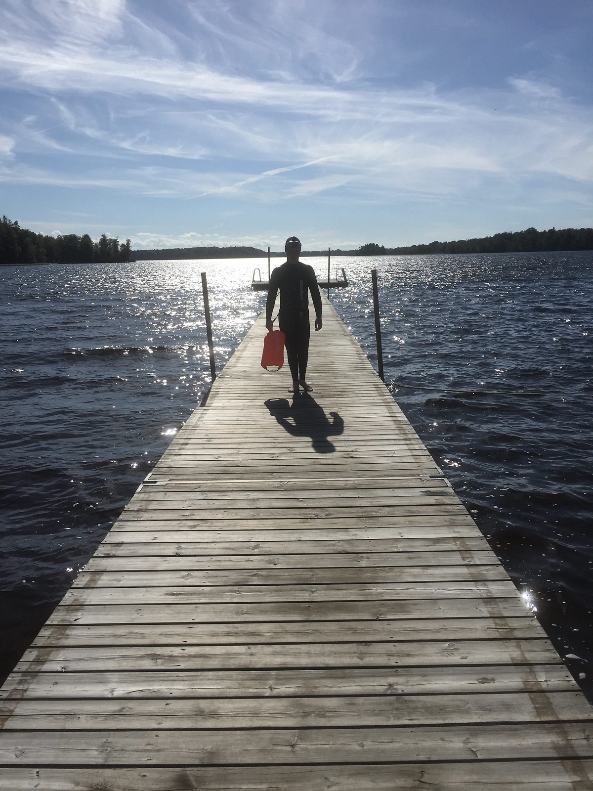 Fabian Claëson är snart 13 år gammal. Han bor i Hästveda och älskar att vara vid Luhrsjön och bada. På bilden ser ni Fabian i våtdräkt när han precis simtränat i Luhrsjön inför en tävling i Göta kanal den 1 augusti. Fotograf är mamma Anna Claëson.