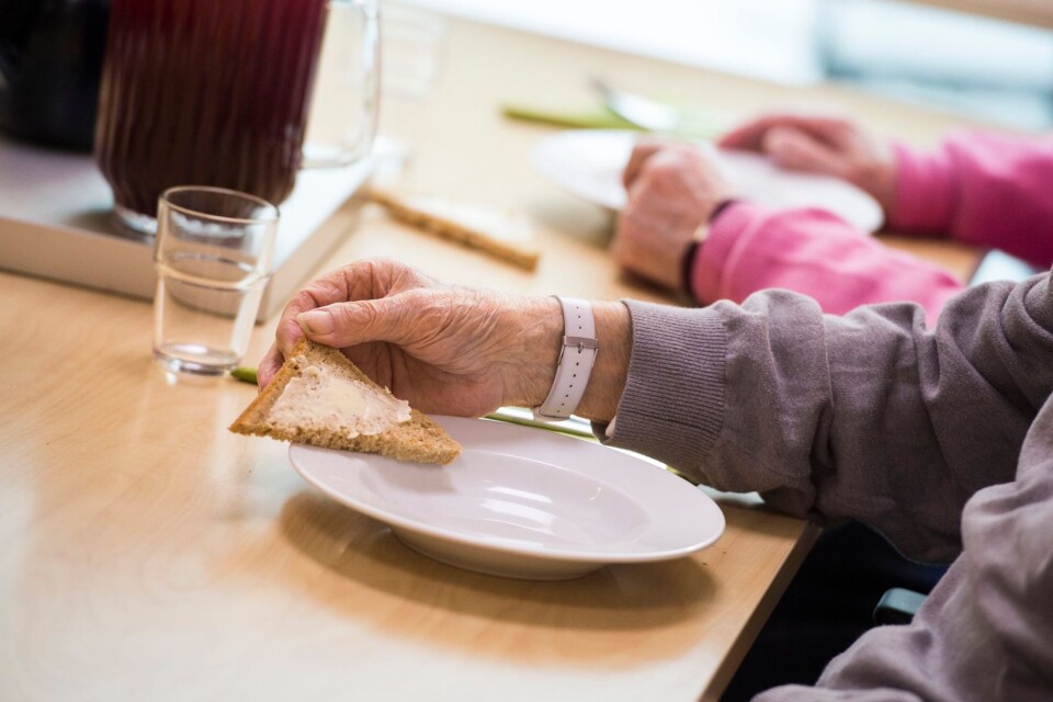 Insändare: ”Karlshamns kommun serverar mat och alkohol till "vissa inbjudna" samtidigt som man stänger äldreboenden."
