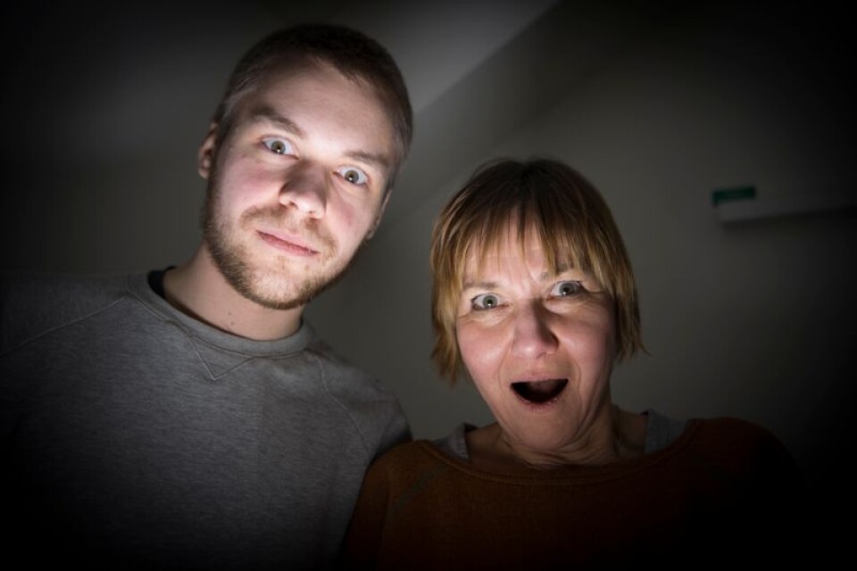 Niklas Elima Wallén och Anna Lundholm testar skrämseleffekten med en ficklampa.