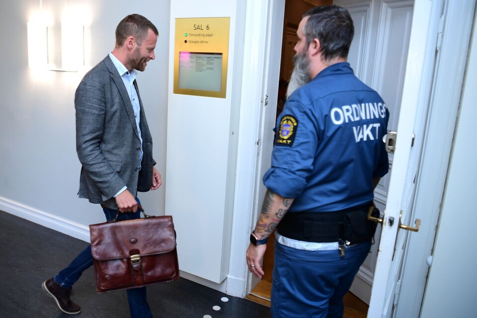 21-åringens försvarsadvokat Jonas Rydgren går in i rättssalen där häktningsförhandlingar sker under fredagen.