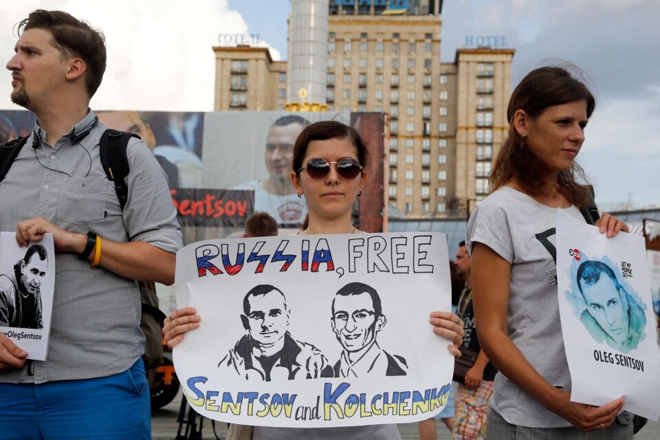 För en månad sedan hölls det en större protestaktion för den ukrainske filmregissören Oleg Sentsov i Kiev, Ukrainas huvudstad. Även flera internationella organisationer har protesterat.