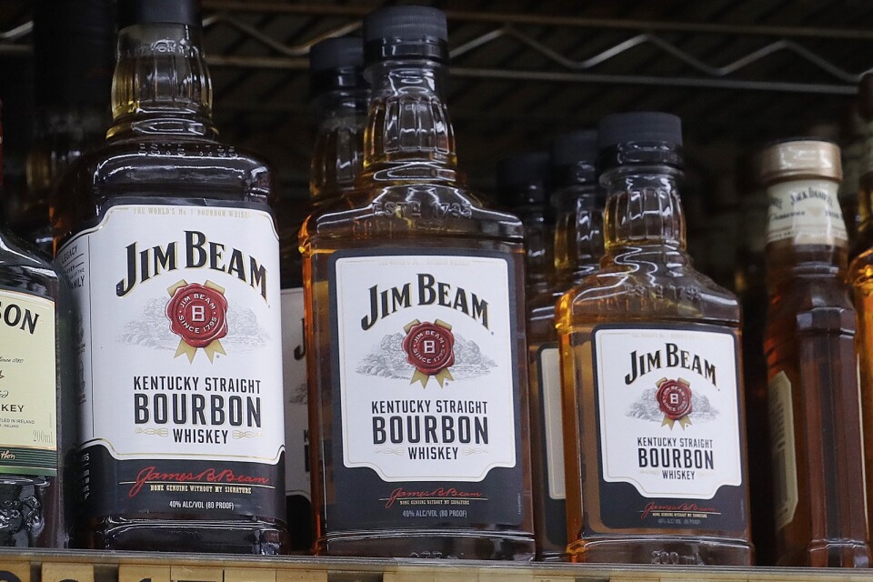 Amerikansk whiskey, bourbon, är en av produkterna som drabbats av handelsdispyterna. Arkivbild.