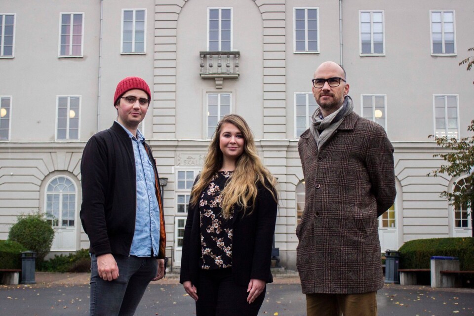 Richard Deichmann (V), Jenny Melander (S) och Erik Ciardi (C) på en pressträff utanför Stagneliusskolan.