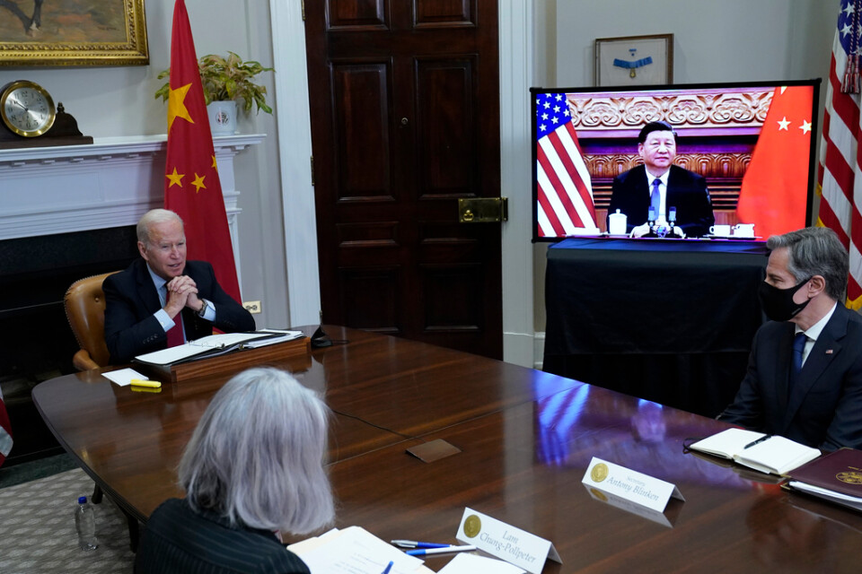 För nästan exakt ett år sedan möttes USA:s president Joe Biden och Kinas president Xi Jinping virtuellt. Nu ska de träffas fysiskt på måndag i samband med G20-mötet på Bali i Indonesien. Arkivbild.
