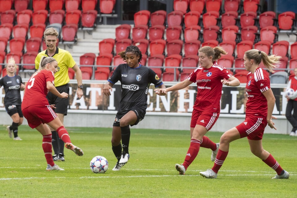 Växjös Dessislava Dupuy sysselsätter tre motståndare under 6–0-segern mot Älvsjö.