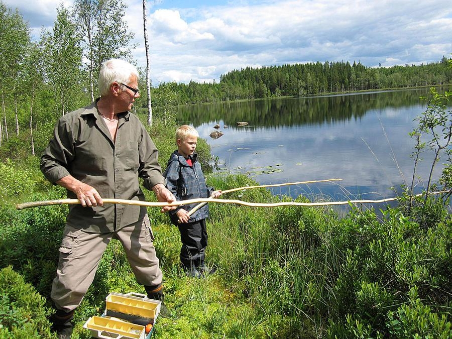 Ett fint sommarnöje för Victor 8 år som fiskar med morbror Karl-Åke i Ugglebo Örsås. Foto Carl-Evert Claesson