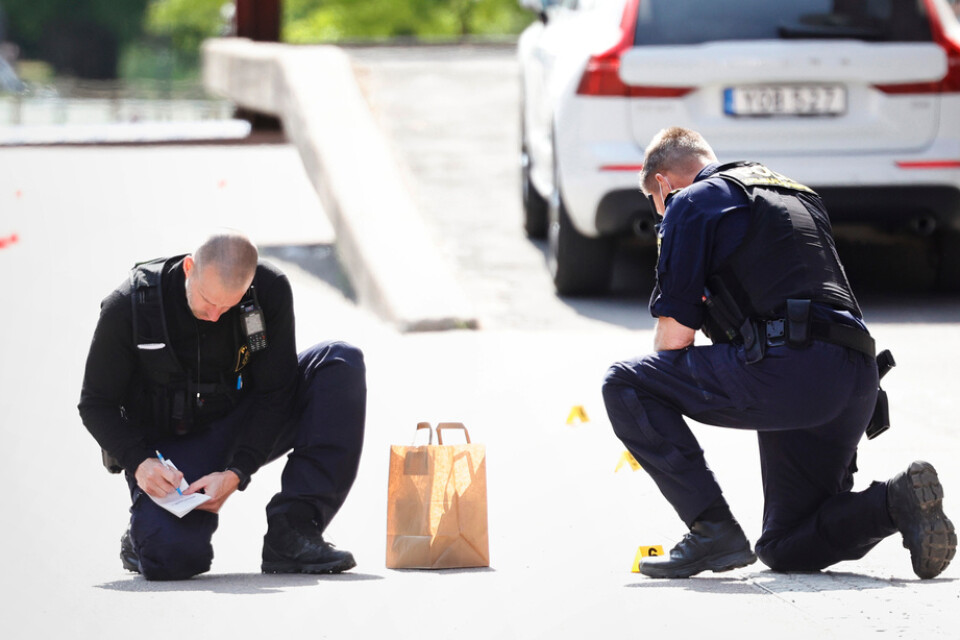 Poliser i Eskilstuna den 1 juni efter det att två ungdomsgäng drabbat samman i ett knivbråk. Arkivbild.