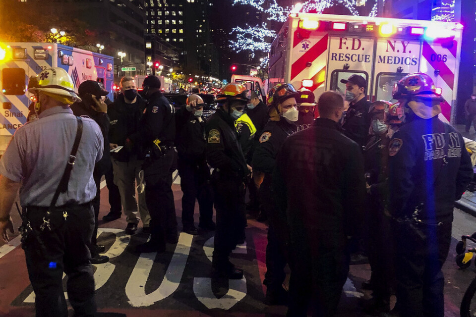 Räddningstjänst vid platsen på Manhattan i New York där en person uppges ha kört in i en demonstration.
