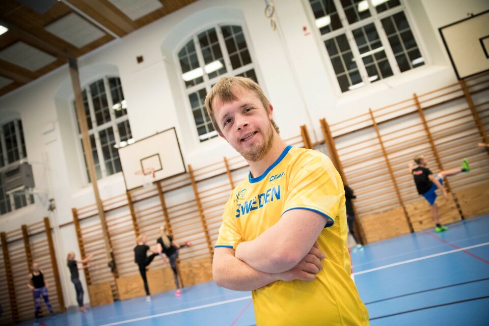 Mikael Undrom är Ystads mest kända Special Olympics-idrottare och har bland annat tagit internationella medaljer i friidrott, golf och utförsåkning.