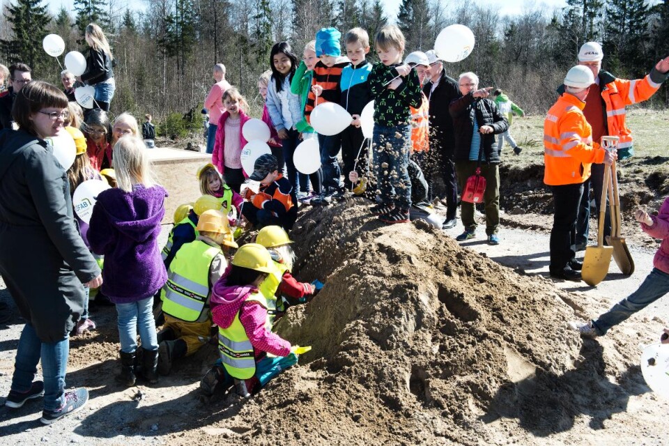 Förskolebarn och politiker hjälptes åt att ta de första spadtagen till den nya grundskolan i Bergunda.